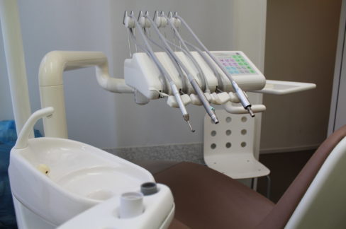behandelstoel met apparatuur 1 bij mondhygienist